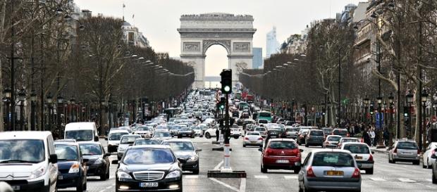 Avenida Champs-Elysées, um dos símbolos de Paris Avenida Champs-Elysées, um dos símbolos de Paris