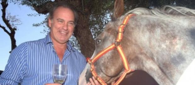 Bertín Osborne junto a un caballo Bertín Osborne junto a un caballo