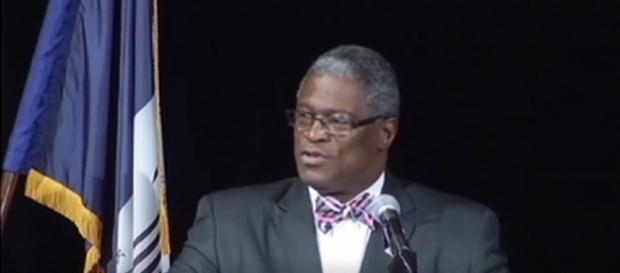 Kansas City Mayor Sly James is shopping online at Amazon in slick bid for HQ2. | Credit (CNN/YouTube) Kansas City Mayor Sly James is shopping online at Amazon in slick bid for HQ2. | Credit (CNN/YouTube)