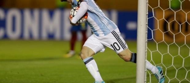 Messi marca 3 vezes em partida decisiva Messi marca 3 vezes em partida decisiva