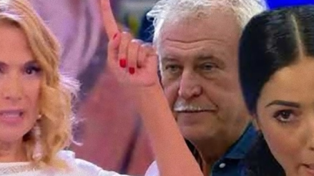 Giulia De Lellis attaccata da Marco Predolin.