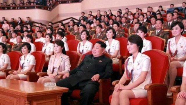 Kim Jong-un beato tra le donne - lamescolanza.com