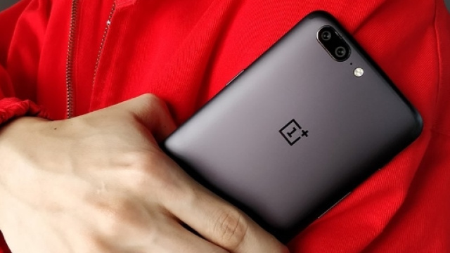 Un&rsquo;immagine di OnePlus 5, lo smartphone di punta dell&rsquo;omonima azienda cinese, con OxygenOS