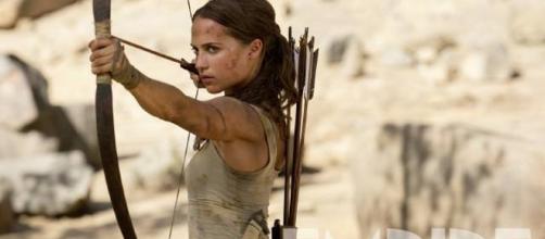 Tomb Raider : Alicia Vikander brandit l'arc de Lara Croft sur une ... - allocine.fr