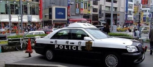Giappone: ragazzo ubriaco cerca di rubare auto polizia