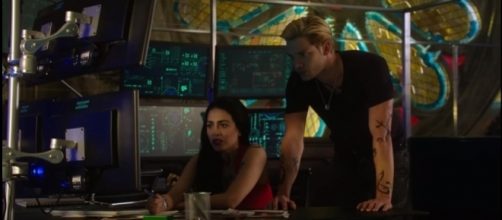 Izzy and Jace in a scene from the "Shadowhunters" season 3. (Photo:YouTube/Shadowhunters)