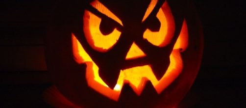 Jack-o-lanterns have become a Halloween tradition. Image via Carole Pasquier via Wikimedia Commons