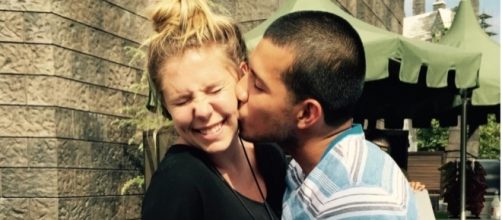 Kailyn Lowry gets a kiss from Javi Marroquin. [Photo via Instagram]