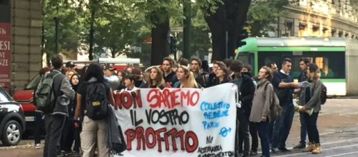 Milano, manifestazione studentesca contro l'alternanza scuola lavoro