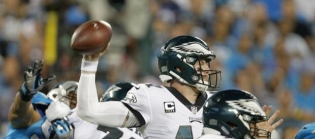 Carson Wentz tuvo sólo 16 pases completos pero 3 TD en el partido. Salt Lake Tribune.com. Carson Wentz tuvo sólo 16 pases completos pero 3 TD en el partido. Salt Lake Tribune.com.