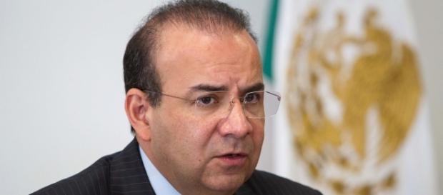 El secretario del trabajo Alfonso Navarrete Prida asegura que los bajos salarios en México se deben a la mano de obra mexicana no calificada El secretario del trabajo Alfonso Navarrete Prida asegura que los bajos salarios en México se deben a la mano de obra mexicana no calificada