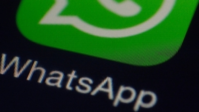 Errore piuttosto 'scottante' per una mamma: manda il suo video hot alla chat della scuola