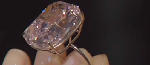 World's largest pink diamond could sell for $30 million [Image: Ruptly/YouTube screenshot]