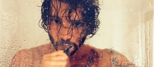 Gossip, Stefano De Martino infiamma i social: chi l'ha fotografato in doccia?