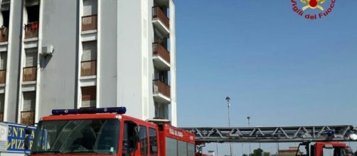 Scoppia un incendio in un appartamento: donna muore