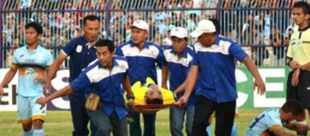 Muere portero tras chocar con su compañero en Indonesia - com.mx Muere portero tras chocar con su compañero en Indonesia - com.mx