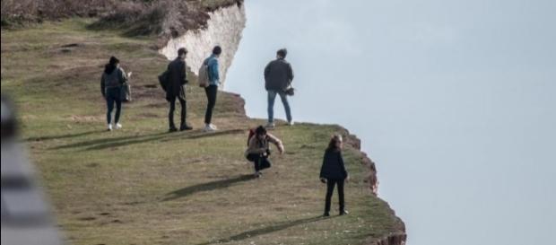 Mulher morreu ao cair de penhasco na Inglaterra (Crédito: Twitter/The Sun) Mulher morreu ao cair de penhasco na Inglaterra (Crédito: Twitter/The Sun)