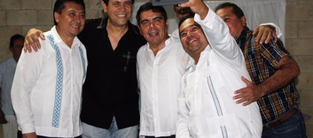 Risas y amigos, perfecta mancuerna. Risas y amigos, perfecta mancuerna.