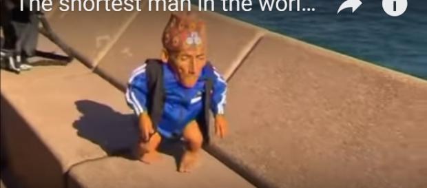 The shortest man in the world takes a trip to Sydney[image via ODN/YouTube screencap} The shortest man in the world takes a trip to Sydney[image via ODN/YouTube screencap}