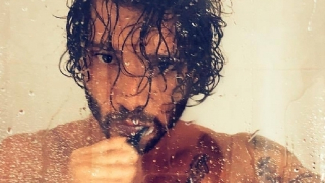 Gossip, Stefano De Martino infiamma i social: chi l'ha fotografato in doccia?