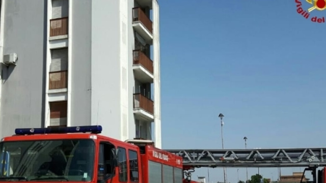 Scoppia un incendio in un appartamento: donna muore