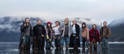 Os nove membros da família Brown vivem um estilo de vida primitivo em uma ilha isolada no Alasca