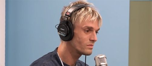Aaron Carter is determined to finish his 90-day program in rehab. (Image via Elvis Duran Show/YouTube)