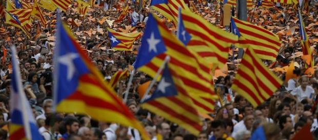 Bandeiras da Catalunha; nacionalismo presente nas manifestações Bandeiras da Catalunha; nacionalismo presente nas manifestações
