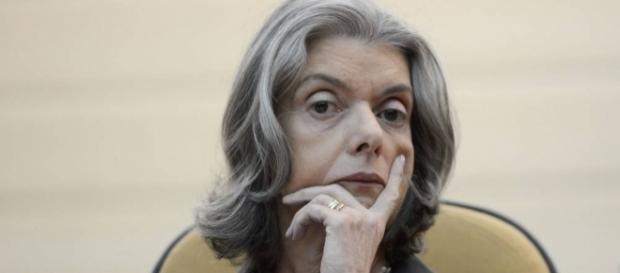 Cármen Lúcia vota a favor de Aécio Neves no Supremo Tribunal Cármen Lúcia vota a favor de Aécio Neves no Supremo Tribunal