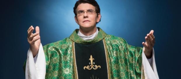 Padre Reginaldo é dono da rede de rádio comunicação Lumem Padre Reginaldo é dono da rede de rádio comunicação Lumem