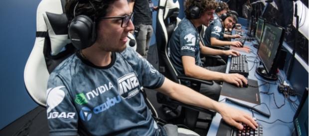 Jogadores de games ganham altos salários em torneios famosos. Jogadores de games ganham altos salários em torneios famosos.