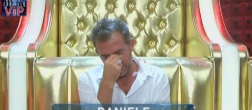 Daniele Bossari piange di nascosto