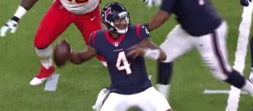 Deshaun Watson looks like a seasoned veteran. [Image via NFL/YouTube]