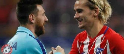 Leo Messi y Griezmann se saludan durante un encuentro