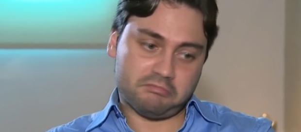 Secretário Filipe Sabará faz expressão que chama atenção após provar 'novo produto' Secretário Filipe Sabará faz expressão que chama atenção após provar 'novo produto'