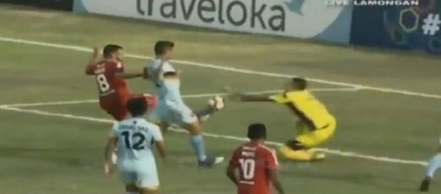 Goleiro morre durante uma partida de futebol Goleiro morre durante uma partida de futebol