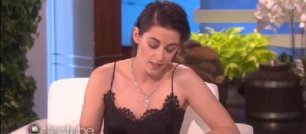 Image via:TheEllenShow/Youtube screenshot. One thing that Kristen Stewart, Maxwell and Robert Pattinson have in common Image via:TheEllenShow/Youtube screenshot. One thing that Kristen Stewart, Maxwell and Robert Pattinson have in common