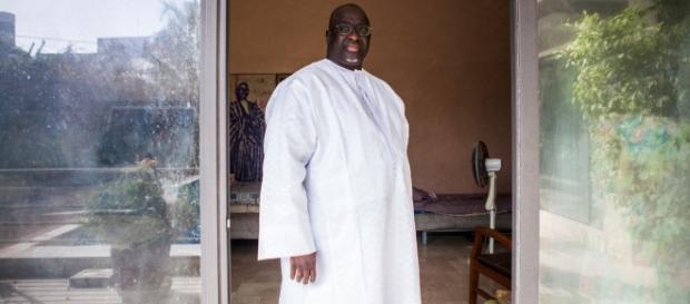 Papa Massata Diack em sua casa em Dakar (Imagem divulgada pelo New York Times) Papa Massata Diack em sua casa em Dakar (Imagem divulgada pelo New York Times)