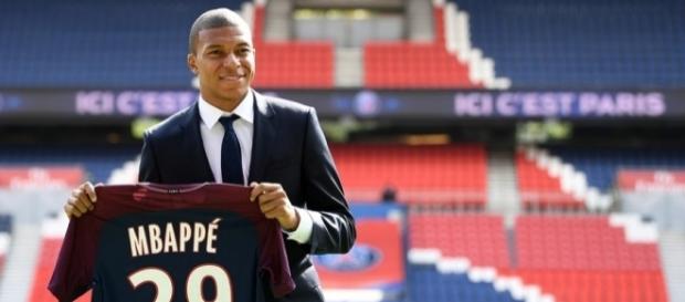 PSG : combien de maillots vendus grâce à Mbappé et Neymar ? - rtl.fr PSG : combien de maillots vendus grâce à Mbappé et Neymar ? - rtl.fr