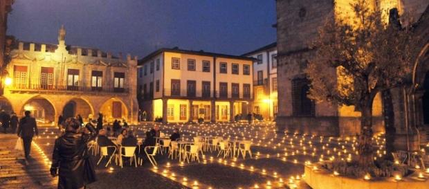 UNA PIAZZA DEL PORTOGALLO ILLUMINATA UNA PIAZZA DEL PORTOGALLO ILLUMINATA