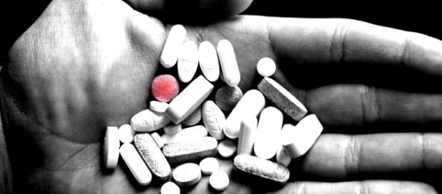 Una serie di farmaci nelle mani di un uomo Una serie di farmaci nelle mani di un uomo