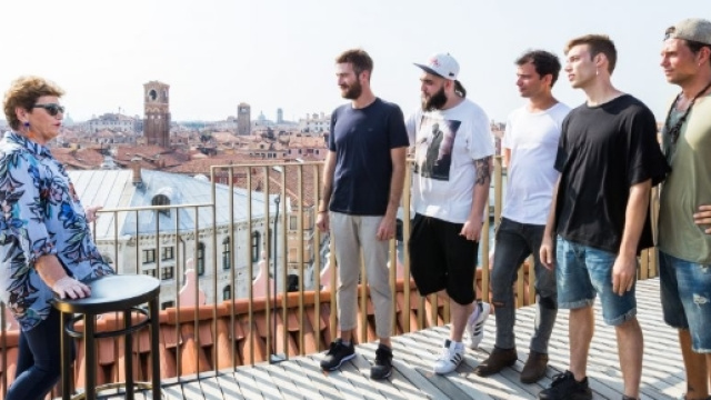 Mara Maionchi alle prese con i cinque concorrenti degli Over