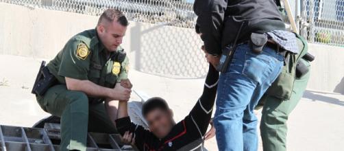Border Patrol officers rescue an illegal immigrant after a failed smuggling attempt in El Paso, Texas.[image credit;CBP/flikr.com]
