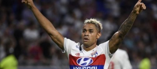 Mariano celebra un gol con el Lyon