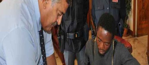 Samson Mavis riceve in premio un permesso di soggiorno per aver fatto arrestare un pedofilo.Fonte:http://leggo.it/