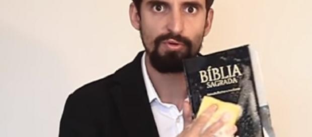 De dentro da Bíblia, ele retira fotos de figuras como Jair Bolsonaro, Marco Feliciano e Edir Macedo De dentro da Bíblia, ele retira fotos de figuras como Jair Bolsonaro, Marco Feliciano e Edir Macedo