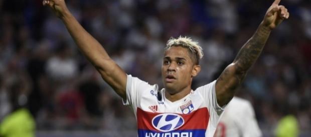 Mariano celebra un gol con el Lyon Mariano celebra un gol con el Lyon