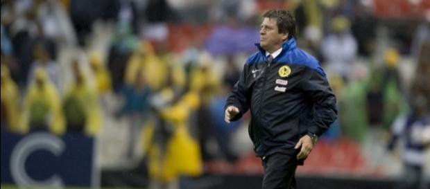 Miguel Herrera dirigiendo un partido con el Club América Miguel Herrera dirigiendo un partido con el Club América