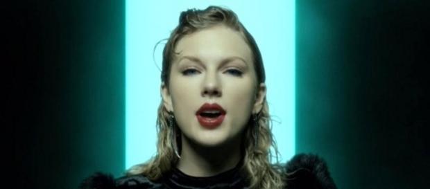 Taylor Swift is happy with her new boyfriend. (image source: TaylorSwiftVEVO/YouTube) Taylor Swift is happy with her new boyfriend. (image source: TaylorSwiftVEVO/YouTube)