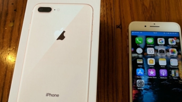 Apple iPhone 8 gratis, un ragazzo raggiunge l'obiettivo e diventa l'eroe del web